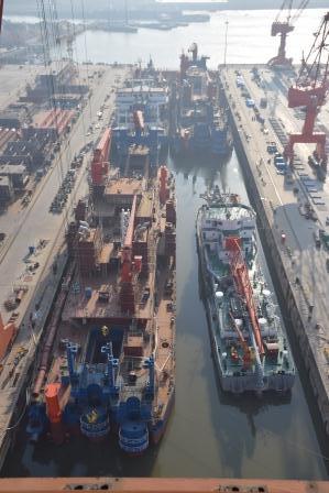 江蘇海新重工熱烈慶祝4艘船舶同日下水、出塢