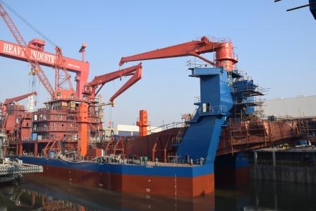 江蘇海新重工熱烈慶祝4艘船舶同日下水、出塢